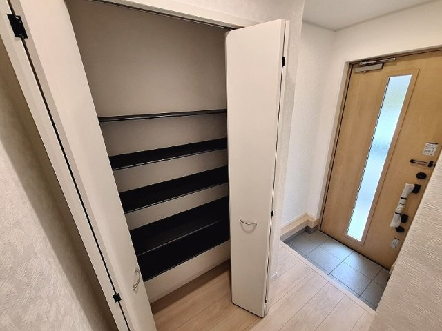 【玄関】 | 板橋区赤塚2丁目　新築一戸建住宅　全1棟　（成増店） | シューズクローク内部の様子。