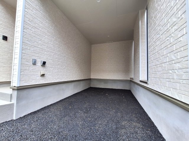 【外観】 | 板橋区赤塚2丁目　新築一戸建住宅　全1棟　（成増店） | ビルトインカースペースを採用。雨風にさらされにくい為、愛車を守れます