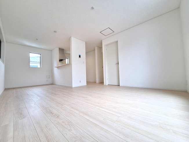 【居間・リビング】 | 板橋区赤塚2丁目　新築一戸建住宅　全1棟　（成増店） | プライバシー面が守られやすく、しっかりと採光がとれ、明るい日差しが差し込む2階リビング。
