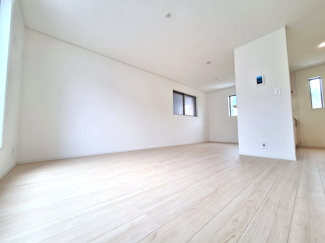 【居間・リビング】 | 板橋区赤塚2丁目　新築一戸建住宅　全1棟　（成増店） | プライバシー面が守られやすく、しっかりと採光がとれ、明るい日差しが差し込む2階リビング。
