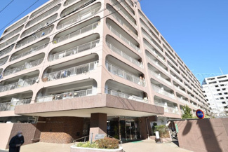 【外観】 | 私たち不動産業スタッフは、よく「いい面構えの建物です」「雰囲気ありますねえ」という言葉を使いますが、当マンションもまさにそのような姿で佇んでいます。～即日のご見学可能～　お問合せはお気軽にどうぞ。