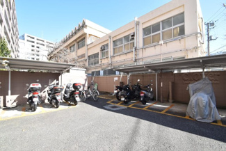 【駐車場】 | バイク置き場。空き区画の有無や駐輪料金、サイズおよび排気量規定などについては、改めてお問い合わせください。～即日のご見学可能～　お問合せはお気軽にどうぞ。
