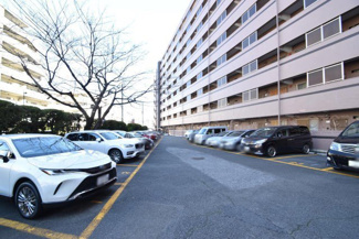 【駐車場】 | マンションの駐車場スペース。空きの有無や駐車料金、サイズ規定などについては、改めてお問い合わせください。～即日のご見学可能～　お問合せはお気軽にどうぞ。
