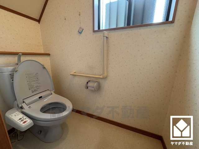 西宮市名塩2丁目のトイレ|明るく清潔感溢れるトイレです。温水洗浄便座付きで、季節を問わずいつでも温かい便座をお使いいただけます。手すりがございますので、立ち座りも楽になります。