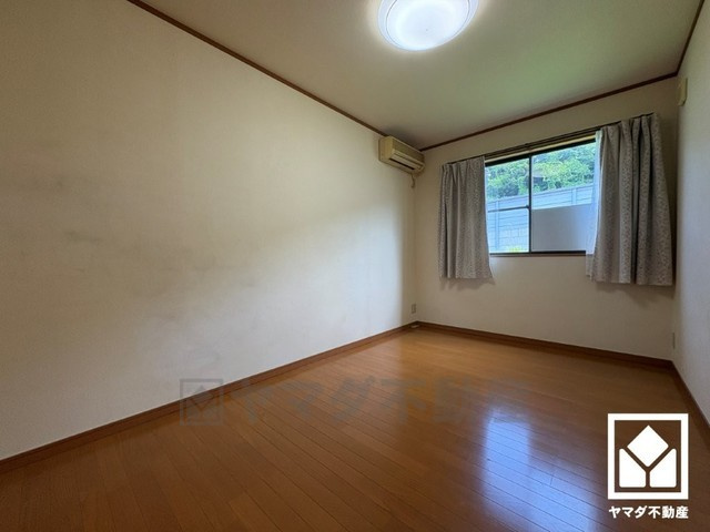 西宮市名塩2丁目の子供部屋|約6帖の2階洋室です。お子様のお部屋などにも丁度良い広さです。独立した居室なのでプライベートな時間をゆったり過ごせそうです。