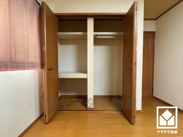 西宮市名塩2丁目の収納|新たに家具を買わなくても良いので、ハンガーパイプ付きのクローゼットは嬉しいですね。奥行きがあるので、収納力も申し分ありません。