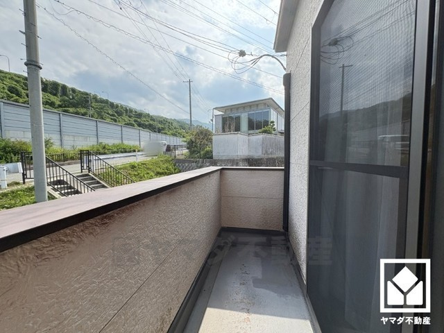 西宮市名塩2丁目のバルコニー|南向きバルコニーで陽当たり、風通し良好。たっぷりの洗濯物も気持ちよく乾きます。