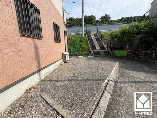 西宮市名塩2丁目の駐車場|駐車スペースを2台分確保（サイズ要確認）。重い荷物や雨の日の移動もスムーズで、快適なカーライフを実現。来客時にも便利です。