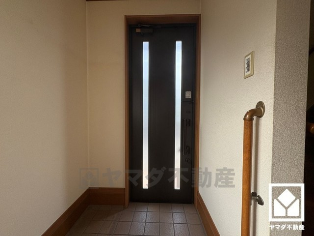 西宮市名塩2丁目の玄関|ドアのスリット窓から光が差し込み、外出時にも帰宅時にも、明るい気持ちになれる玄関です。