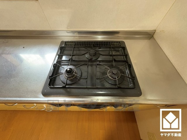 西宮市名塩2丁目のキッチン|家族のごはん作りがはかどる。同時調理ができる3口コンロ付き。