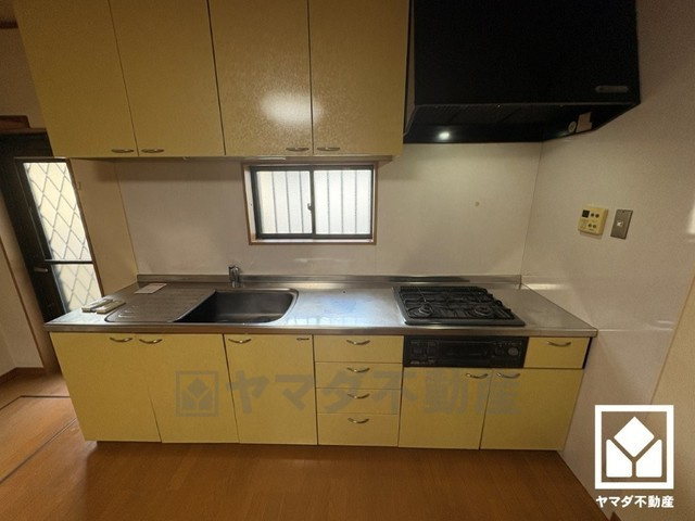 西宮市名塩2丁目のキッチン|キッチン横には勝手口があり、換気やゴミ出しなどに便利です。