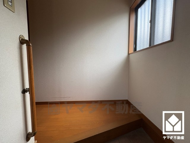 西宮市名塩2丁目の玄関|シンプルで洗練された玄関スペース。帰るたびにホッとできる、心地よい住まいの入り口。手すり付きで、バリアフリーにも配慮されています。家族みんなが過ごしやすい住宅です。