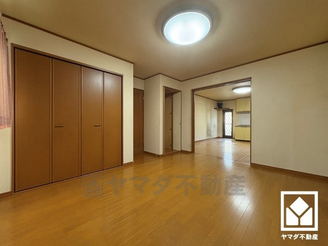 西宮市名塩2丁目|約7.8帖の1階洋室です。リビングと隣接しており、開放感のある空間。一体利用も可能です。