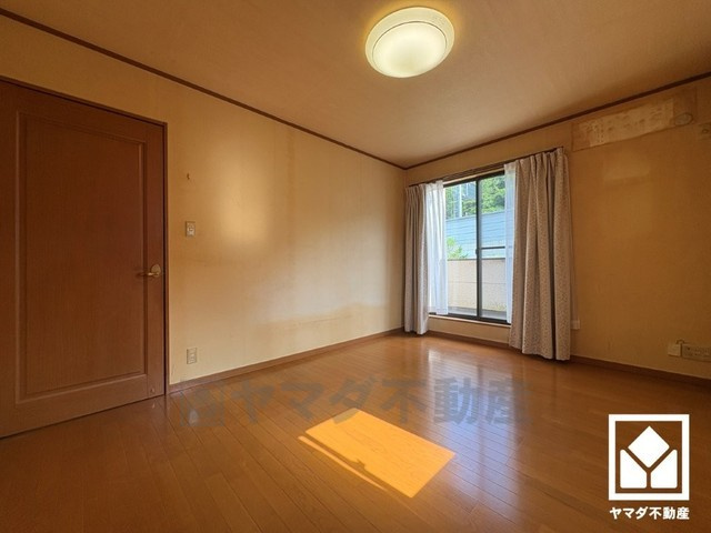 西宮市名塩2丁目|約7.2帖の2階洋室です。バルコニーにつながるお部屋で、通風・陽当たり良好。
