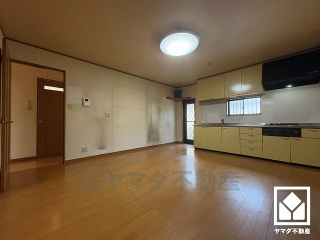 西宮市名塩2丁目の居間・リビング|自然光を取り込む、開放感あふれる暮らし。隅々まで光が降り注ぎ、明るく心地の良い空間。