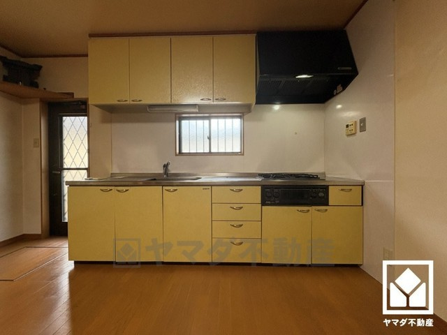 西宮市名塩2丁目のキッチン|キッチンは空間を有効活用できる壁付けタイプ。窓がございますので、昼間は手元が明るく、お料理がはかどります。