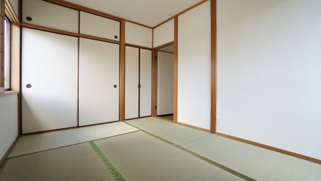 【和室】 | 鈴張（星が丘）内外装リフォーム済み5ＬＤＫ戸建て | ２Ｆの６帖和室　大容量の押し入れつき　バルコニーつながりでひろびろ明るい空間