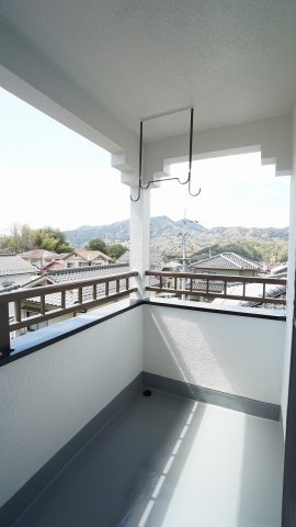 【バルコニー】 | 鈴張（星が丘）内外装リフォーム済み5ＬＤＫ戸建て | 南向きバルコニー　２Ｆ６帖和室つながり　陽当り眺めも良好