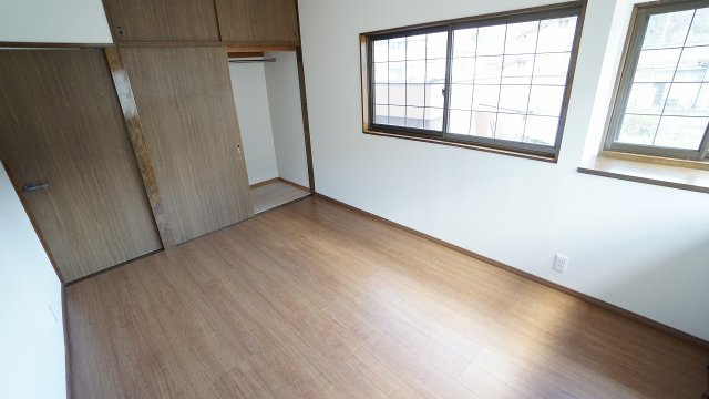 【洋室】 | 鈴張（星が丘）内外装リフォーム済み5ＬＤＫ戸建て | ２Ｆの６帖洋室２　陽当り良好なひろびろ空間　大容量の収納つき