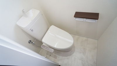 【トイレ】 | 鈴張（星が丘）内外装リフォーム済み5ＬＤＫ戸建て | ２Ｆの最新ウォッシュレットトイレ