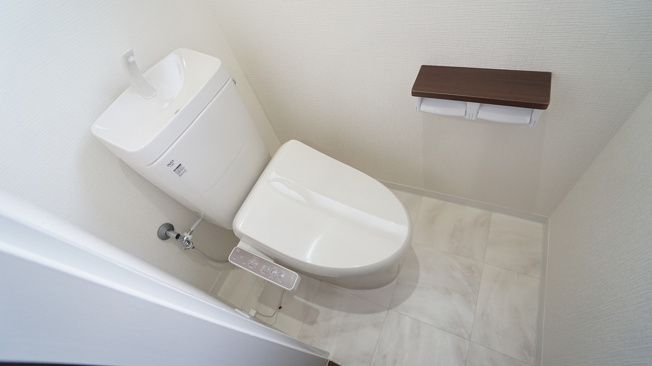 【トイレ】 | 鈴張（星が丘）内外装リフォーム済み5ＬＤＫ戸建て | ２Ｆの最新ウォッシュレットトイレ