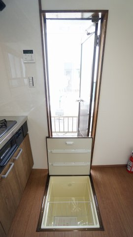 【キッチン】 | 鈴張（星が丘）内外装リフォーム済み5ＬＤＫ戸建て | 勝手口出入りドア、床下収納つき