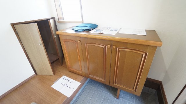 【玄関】 | 鈴張（星が丘）内外装リフォーム済み5ＬＤＫ戸建て | シューズ収納＋収納物入れつき