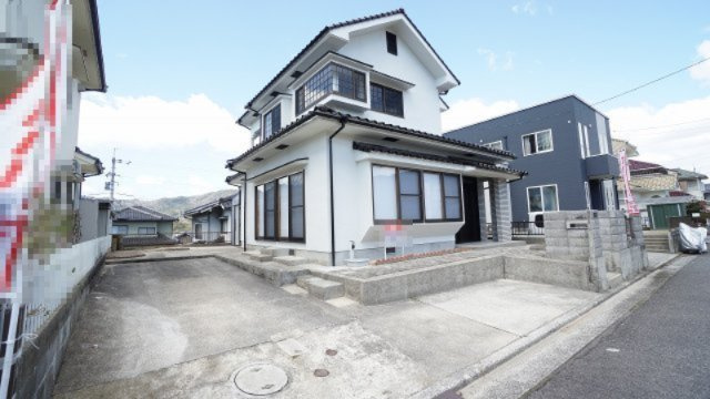 【外観】 | 鈴張（星が丘）内外装リフォーム済み5ＬＤＫ戸建て | 2026年３月に内外装リフォーム済み５ＬＤＫ＋物置スペース　水まわり、床、壁クロス新調　床下シロアリ防除工事済み（５年保証書つき）　車３台～Ｐ可能　広い敷地214.66㎡64.93坪、お庭つき