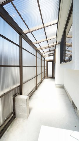 【その他】 | 鈴張（星が丘）内外装リフォーム済み5ＬＤＫ戸建て | キッチン、ＬＤＫ横に鍵つき物置倉庫スペース、サンルーム物干しでも活用できます