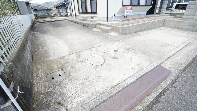 【駐車場】 | 鈴張（星が丘）内外装リフォーム済み5ＬＤＫ戸建て | 車３台～Ｐできます