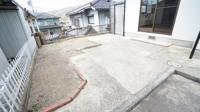 【庭】 | 鈴張（星が丘）内外装リフォーム済み5ＬＤＫ戸建て | 駐車場奥にお庭スペースつき　ドッグラン、ガーデニングにも活用できます