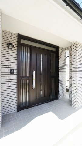 【玄関】 | 鈴張（星が丘）内外装リフォーム済み5ＬＤＫ戸建て | 明るいひろびろ玄関