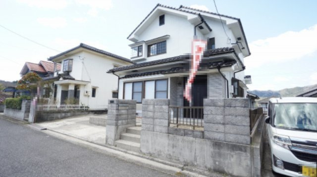 【外観】 | 鈴張（星が丘）内外装リフォーム済み5ＬＤＫ戸建て | 2026年３月に内外装リフォーム済み５ＬＤＫ＋物置スペース　水まわり、床、壁クロス新調　床下シロアリ防除工事済み（５年保証書つき）　車３台～Ｐ可能　広い敷地214.66㎡64.93坪、お庭つき