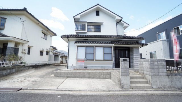 【外観】 | 鈴張（星が丘）内外装リフォーム済み5ＬＤＫ戸建て | 2026年３月に内外装リフォーム済み５ＬＤＫ＋物置スペース　水まわり、床、壁クロス新調　床下シロアリ防除工事済み（５年保証書つき）　車３台～Ｐ可能　広い敷地214.66㎡64.93坪、お庭つき