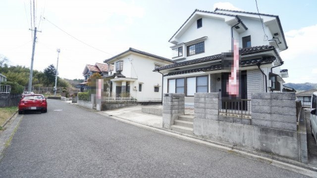 【前面道路含む現地写真】 | 鈴張（星が丘）内外装リフォーム済み5ＬＤＫ戸建て | 2026年３月に内外装リフォーム済み５ＬＤＫ＋物置スペース　床下シロアリ防除工事済み（５年保証書つき）　車３台～Ｐ可能　広い敷地214.66㎡64.93坪、お庭つき　前面道路幅６ｍひろびろ