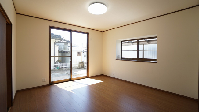 【居間・リビング】 | 鈴張（星が丘）内外装リフォーム済み5ＬＤＫ戸建て | １１．５帖ＬＤＫ　日差しが明るいひろびろ空間