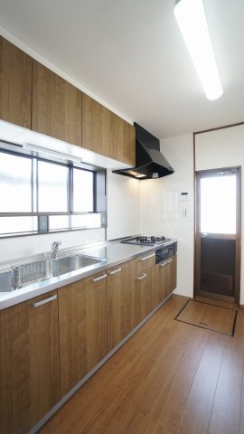 【キッチン】 | 鈴張（星が丘）内外装リフォーム済み5ＬＤＫ戸建て | 最新設備のキッチン　３口ガスコンロ、勝手口ドア　床下収納つき