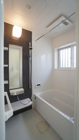 【浴室】 | 鈴張（星が丘）内外装リフォーム済み5ＬＤＫ戸建て | ひろびろお風呂でお仕事、家事の疲れもリフレッシュ