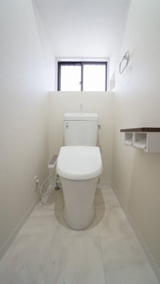 【トイレ】 | 鈴張（星が丘）内外装リフォーム済み5ＬＤＫ戸建て | １Ｆの最新ウォッシュレットトイレ