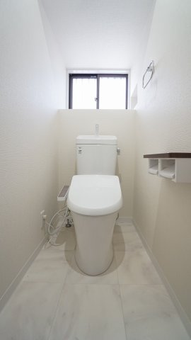 【トイレ】 | 鈴張（星が丘）内外装リフォーム済み5ＬＤＫ戸建て | １Ｆの最新ウォッシュレットトイレ