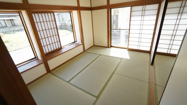 【和室】 | 鈴張（星が丘）内外装リフォーム済み5ＬＤＫ戸建て | １Ｆの６帖和室×２　陽当り良好な癒される空間