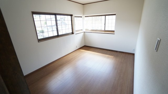 【洋室】 | 鈴張（星が丘）内外装リフォーム済み5ＬＤＫ戸建て | ２Ｆの６帖洋室１　陽当り良好なひろびろ空間　物入つき