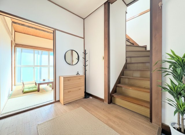 戸塚区平戸2丁目　中古戸建の玄関|◆明るい玄関です！散らかりやすい玄関もスッキリする大容量のシューズボックス付き。(家具はイメージ写真です）