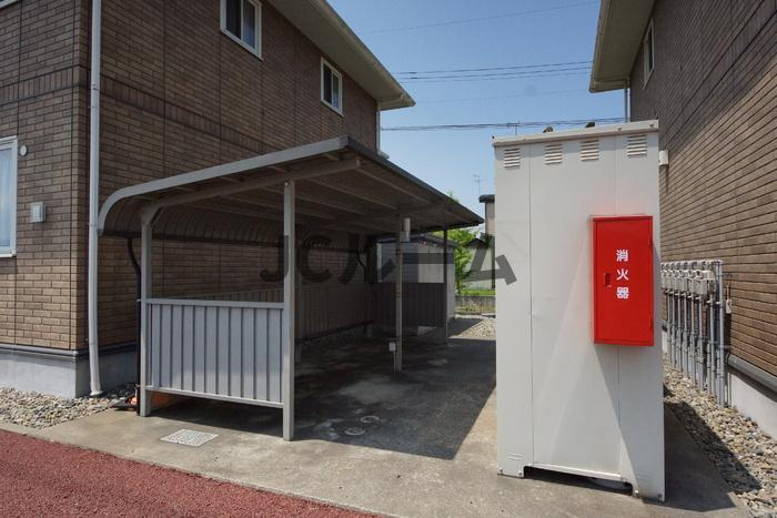 柏崎市大字藤井のアパートのエントランス