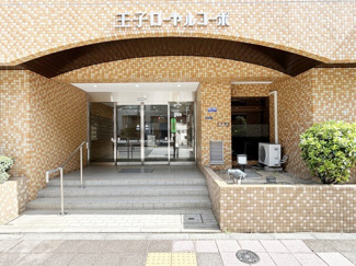 【エントランス】 | お客様を、そして住人を出迎えてくれるマンションのエントランス。ゴミが落ちていないことからも、管理状態の良さや住民の節度の高さが見て取れます。～即日のご見学可能～　お問合せはお気軽にどうぞ。