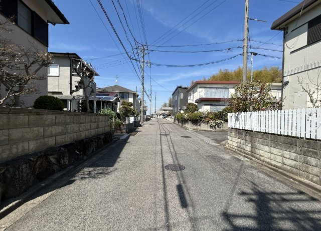 和泉市青葉台1丁目戸建の前面道路含む現地写真|西側道路