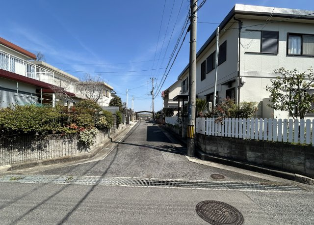 和泉市青葉台1丁目戸建の前面道路含む現地写真|北側道路