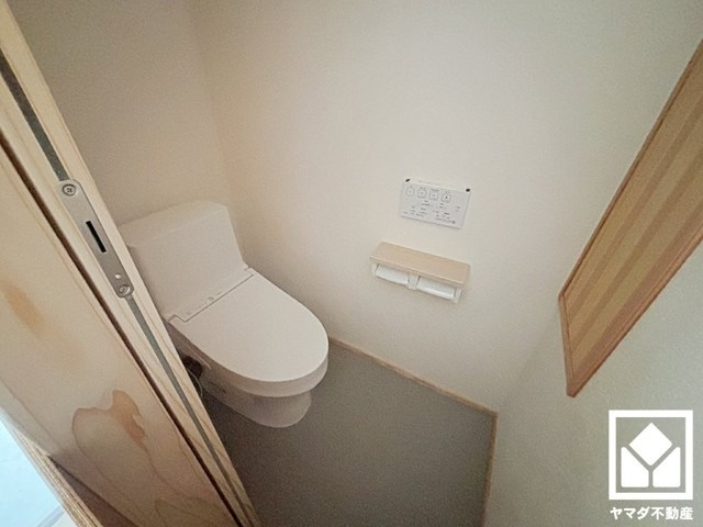 西宮市甲陽園目神山町のトイレ|明るく清潔感溢れるトイレです。2連トイレットペーパーホルダーなのでお取替えの手間が軽減できます。