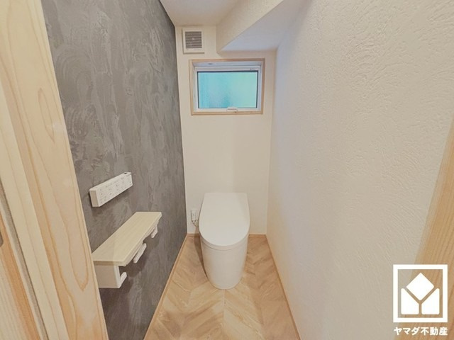 西宮市甲陽園目神山町のトイレ|明るく清潔感溢れるトイレです。2連トイレットペーパーホルダーなのでお取替えの手間が軽減できます。