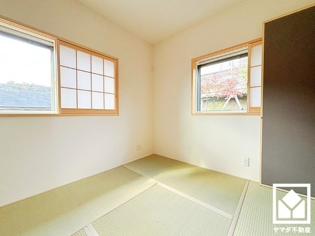 西宮市甲陽園目神山町の和室|約4.5帖の3階和室です。陽光がたっぷり差し込む洗練された和の空間。温かみのある畳のスッキリとしたデザインが、暮らしを心地よく彩ります。